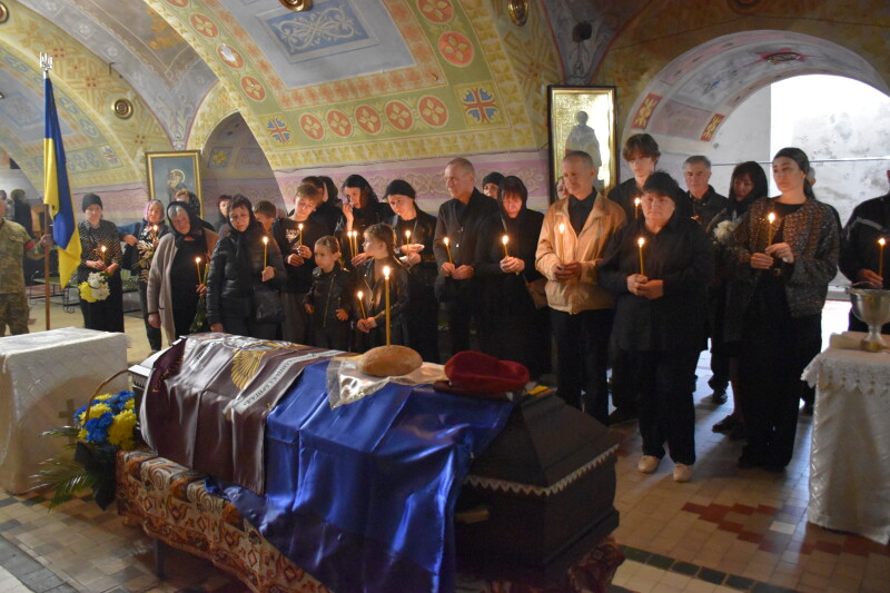 У Луцьку провели в останню путь військовослужбовця Олександра Вибача, який загинув 5 місяців тому