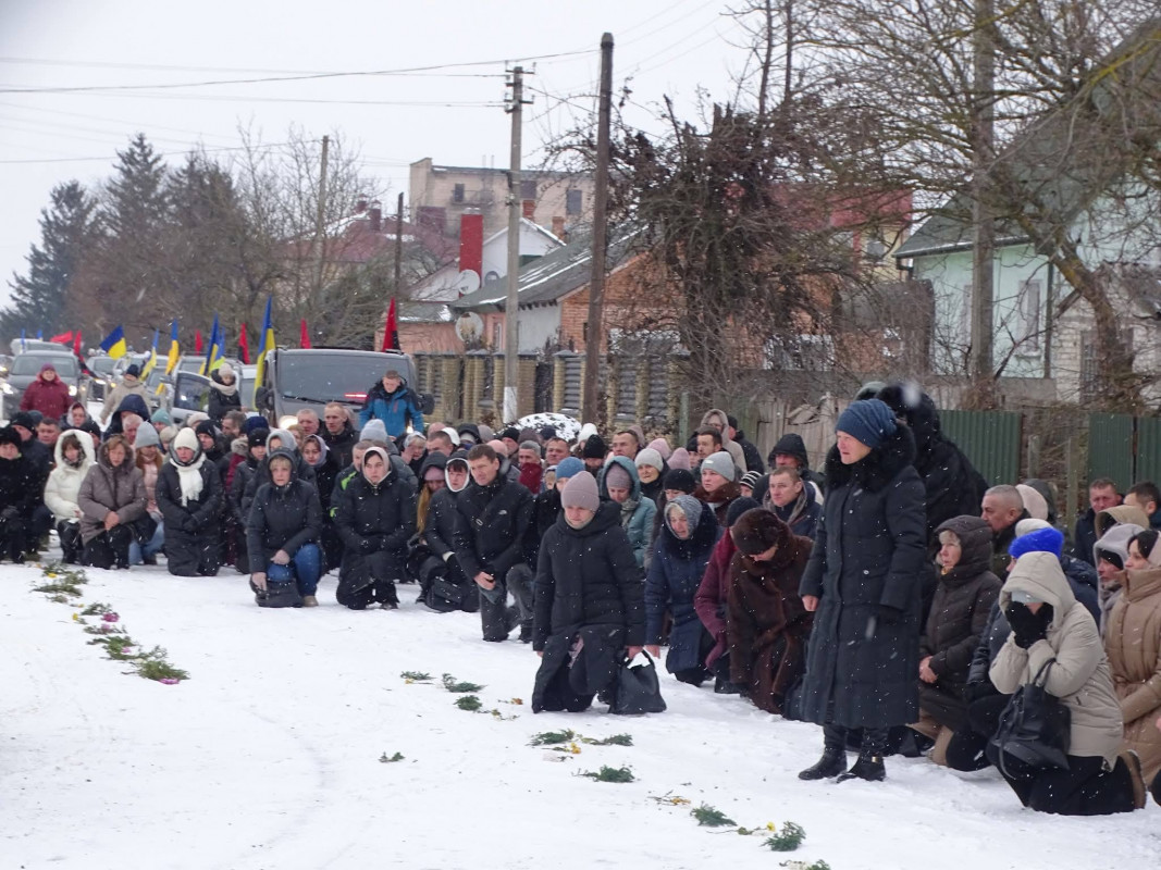 Повернувся додому «на щиті»: волиняни провели на вічний спочинок полеглого капітана Олександра Євтушка