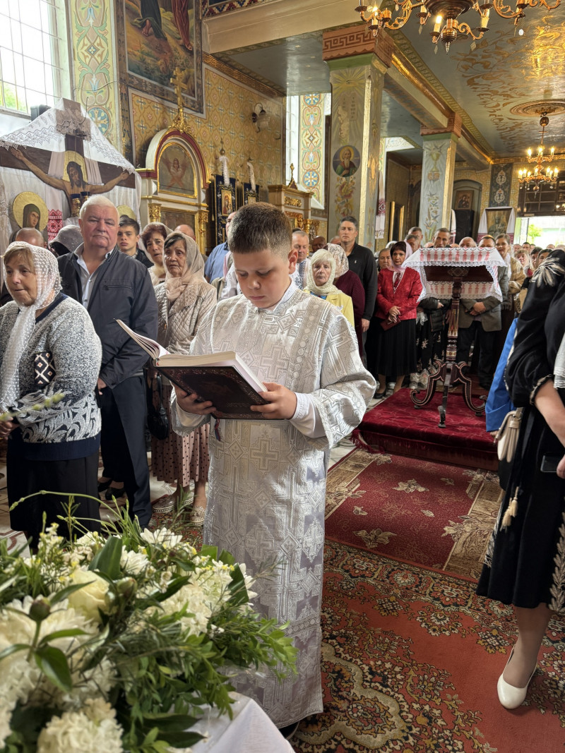 У храмі на Волині митрополит Михаїл очолив Літургію та привітав настоятеля з ювілеєм служіння