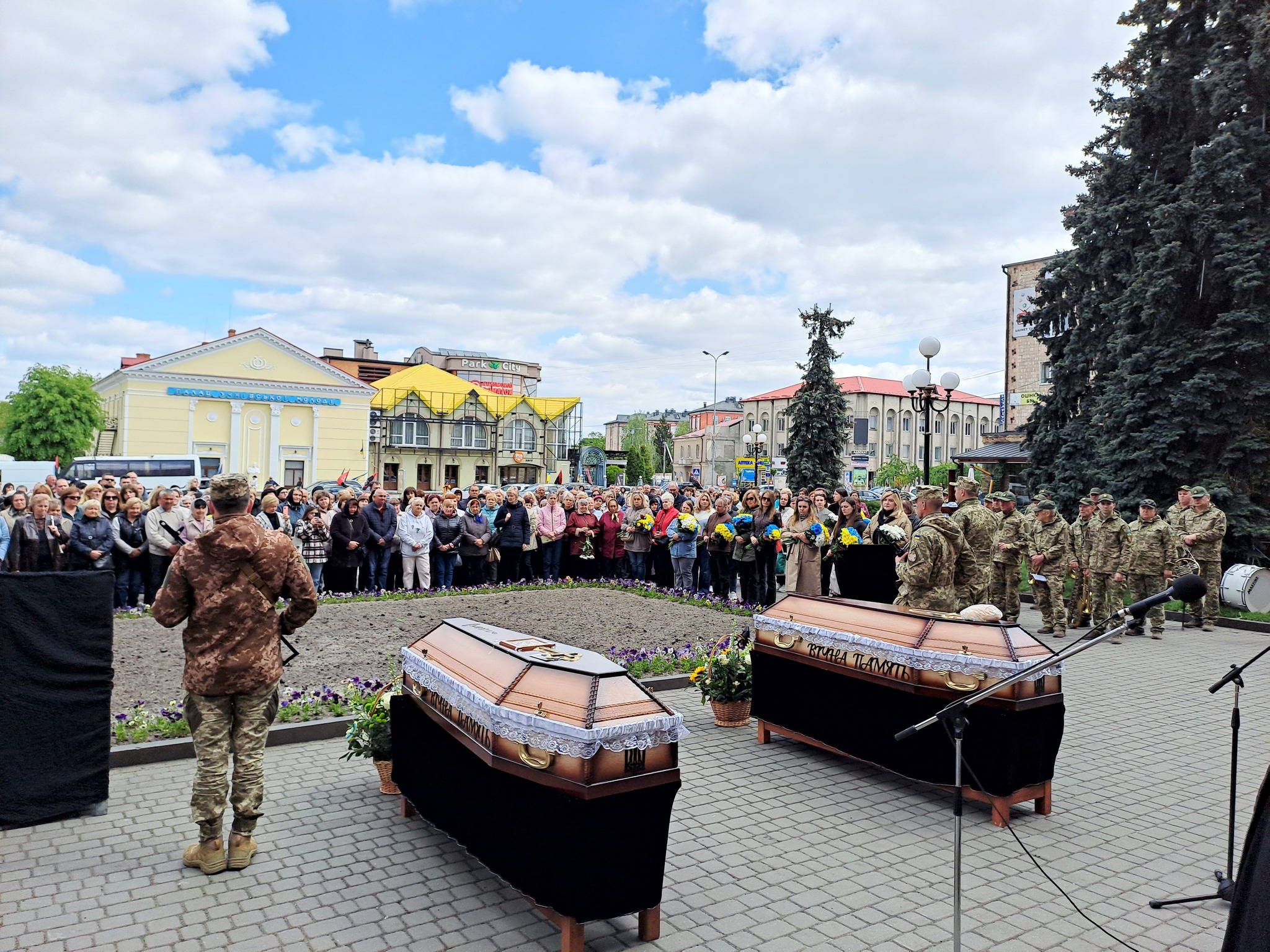 «Тато – моя душа, яку з мене вирвали»: на Волині в один день попрощалися з двома Героями - Максимом Плотніковим та Русланом Фатхудіновим