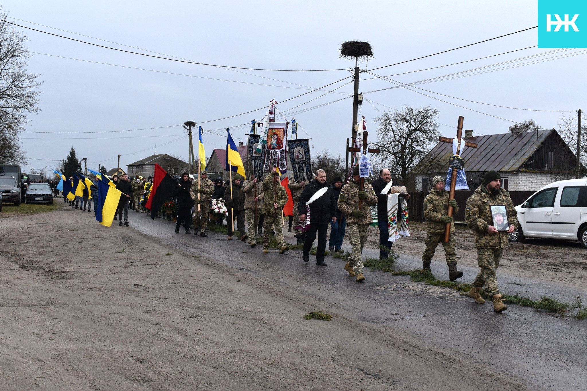 Загинув на війні у розквіті сил: на Волині в останню дорогу провели відважного Героя Богдана Диня