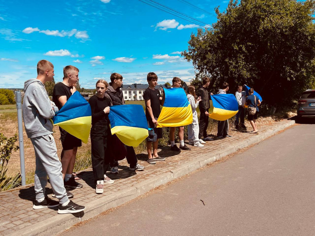 Зі сльозами радості та прапорами: на Волині емоційно зустріли звільненого з полону воїна Вадима Яковського