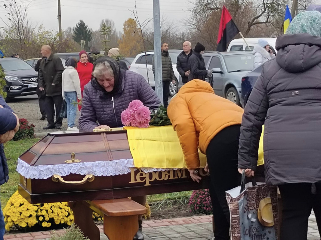 Лише через десять днів побратими змогли забрати його тіло з поля бою: на Волині поховали Героя Михайла Вацика