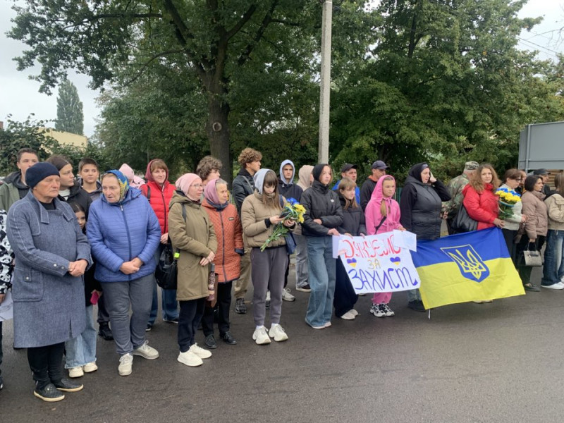 Вперше за понад 3,5 роки ступив на рідну землю: додому повернувся звільнений з полону волинянин Андрій Ховхун