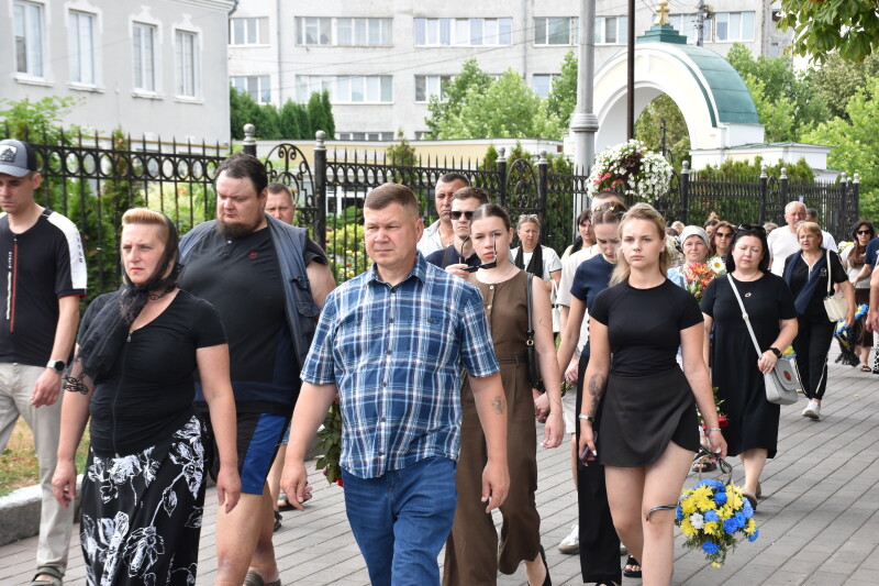 Повернувся «на щиті» через рік після загибелі: у Луцьку в останню дорогу провели Героя Володимира Андрійчука