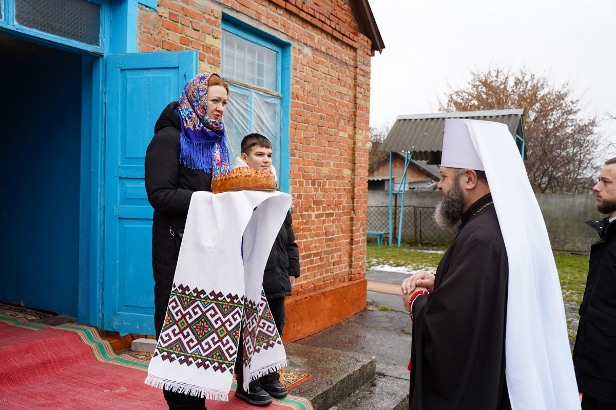Владика Михаїл очолив празник Михайлівської парафії у Луцьку і нагородив духовенство та парафіян
