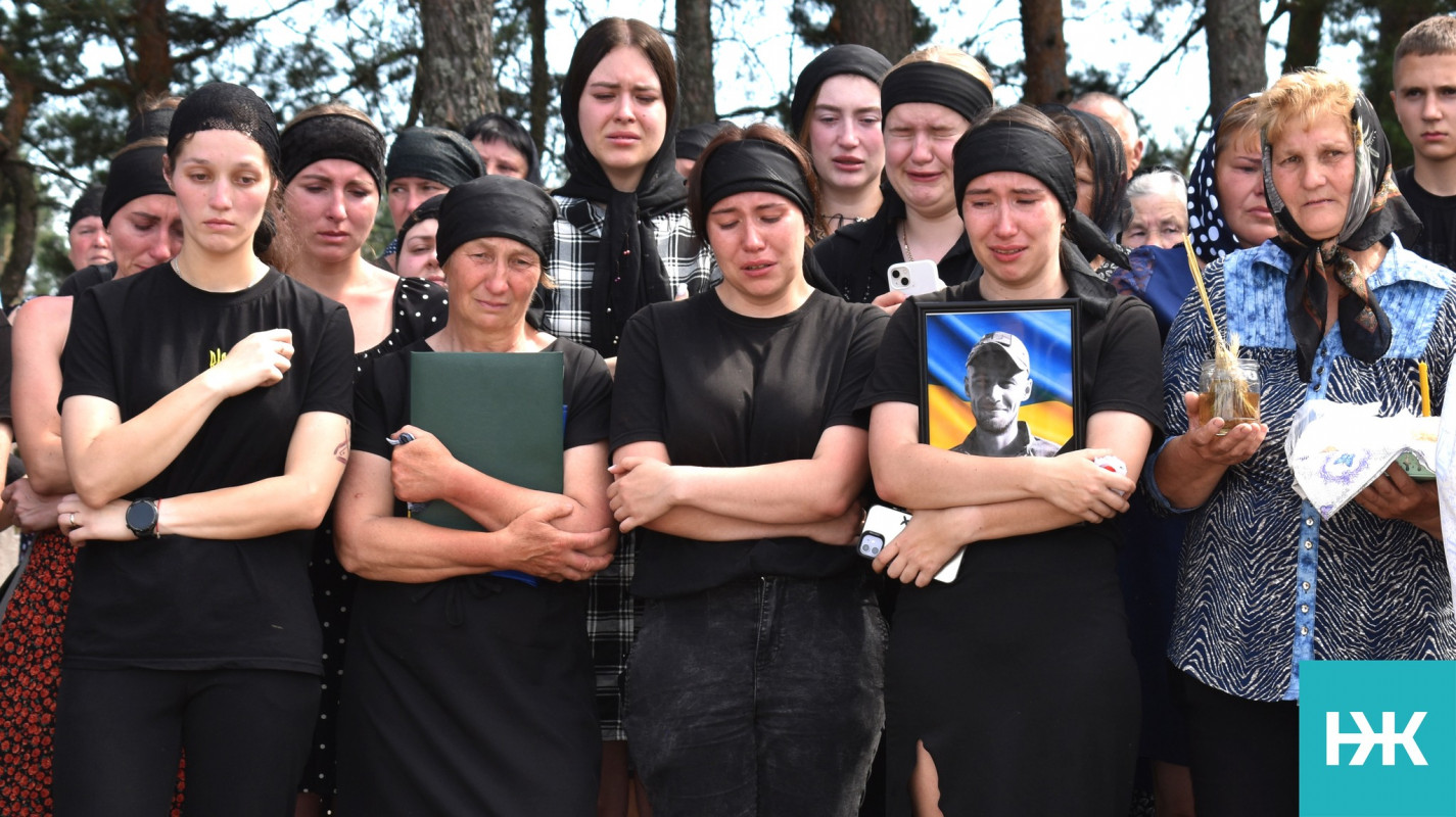 Кохана – у чорному, село – в сльозах: на Волині попрощалися з молодим Героєм Володимиром Черевком