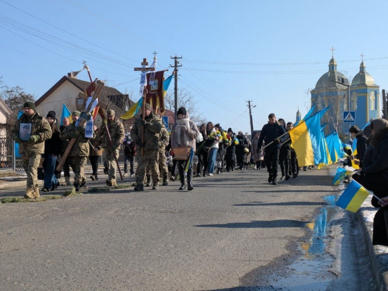 Зі сльозами на очах молилися за спокій його душі: на Волині в останню дорогу провели Героя Андрія Пронцевича