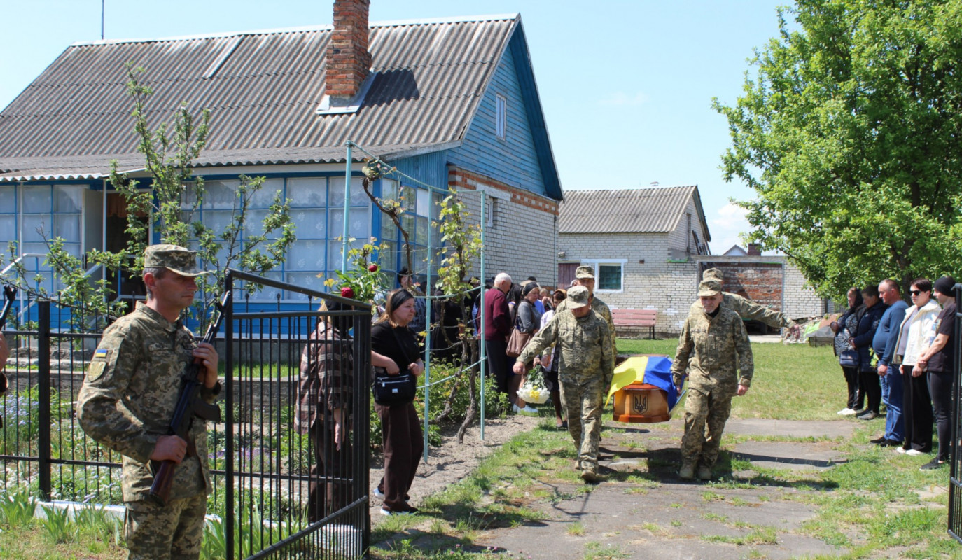 Рік і три місяці вважався зниклим безвісти: на Волині в останню земну путь провели Героя Павла Герасимчука