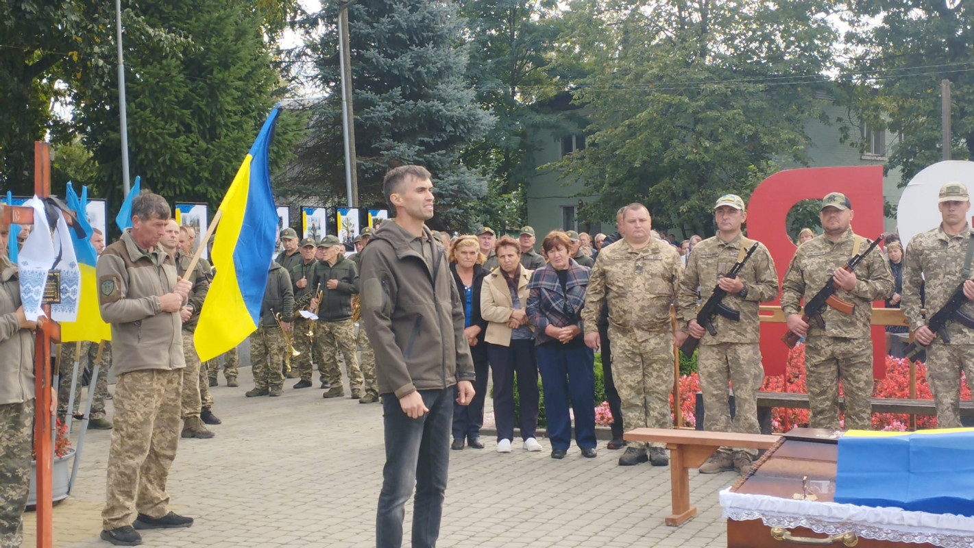 Чорний день у громаді: на Волині все село прийшло на поховання Героя Валерія Зубчика