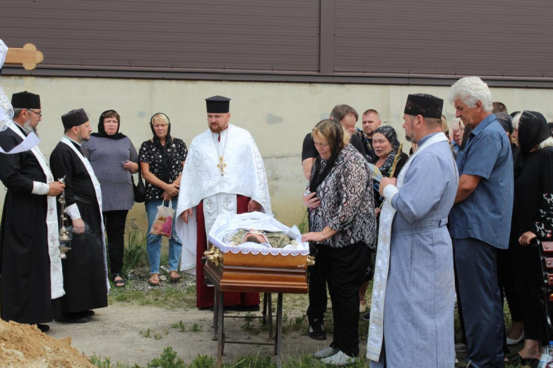 На кладовищі розділили весільний хліб: у громаді на Волині прощалися з молодим Героєм, який загинув на фронті