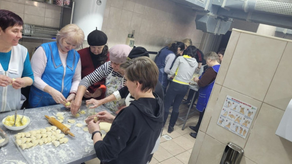 Війна війною, а обід за розкладом: Як у Володимирі забезпечують захисників харчуванням захисників та переселенців