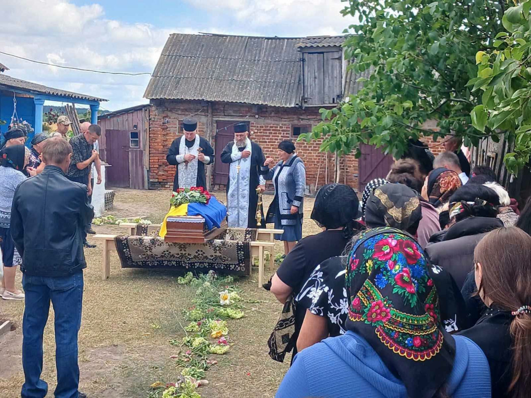 На Волині провели в останню путь 44-річного захисника Олександра Нікітіна, який загинув на Чернігівщині