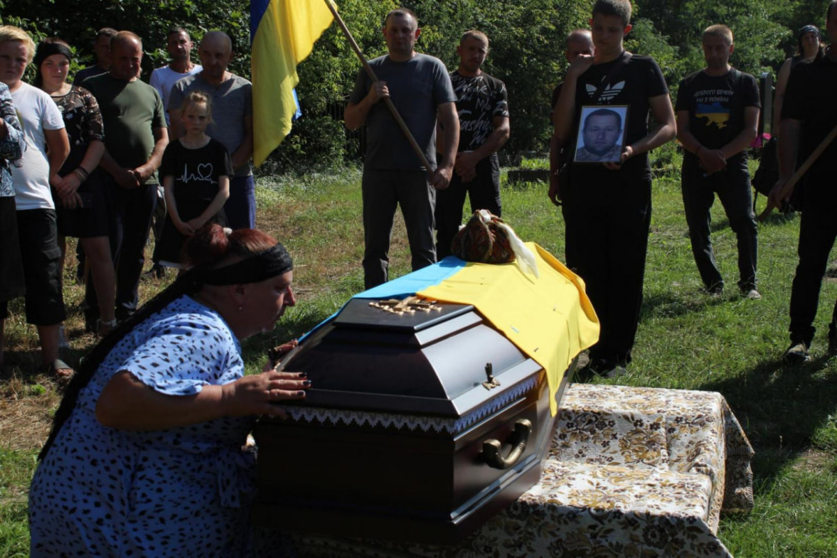 Весільний коровай - у траурній процесії: на Волині попрощалися з Героєм Віктором Бурковським