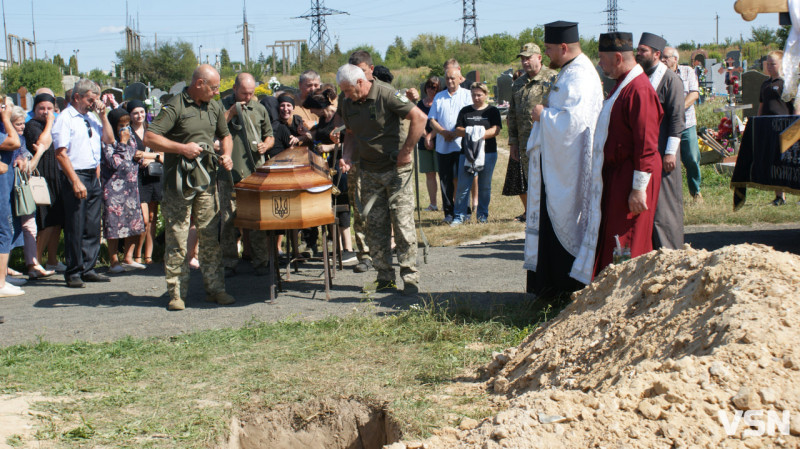 Рідні сподівалися, що в полоні, але дива не сталося: у Рожищі провели в останню путь воїна Миколу Катеринюка
