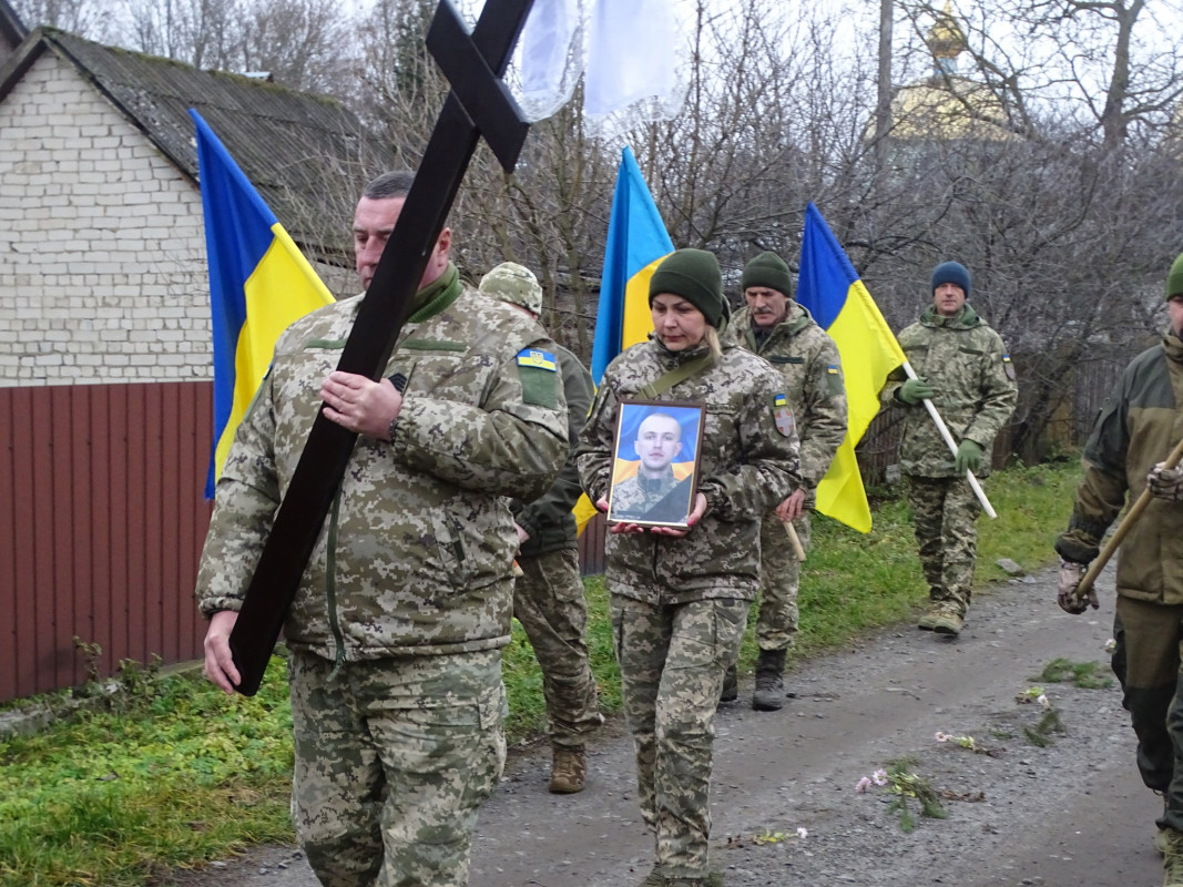 Життя воїна обірвалося на пів слові... Йому назавжди 39: на Волині в останню дорогу провели Героя Дениса Гаврилюка