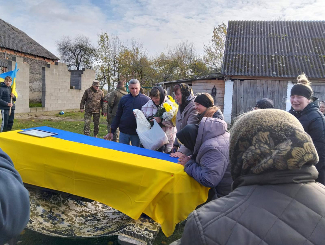 Довгий час вважався безвісти зниклим: на Волині в останню путь провели Героя Віталія Бомазюка