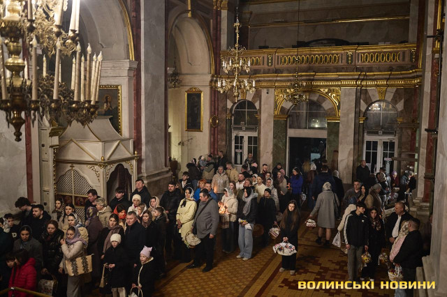 Як у Луцьку освячували кошики напередодні Великодня