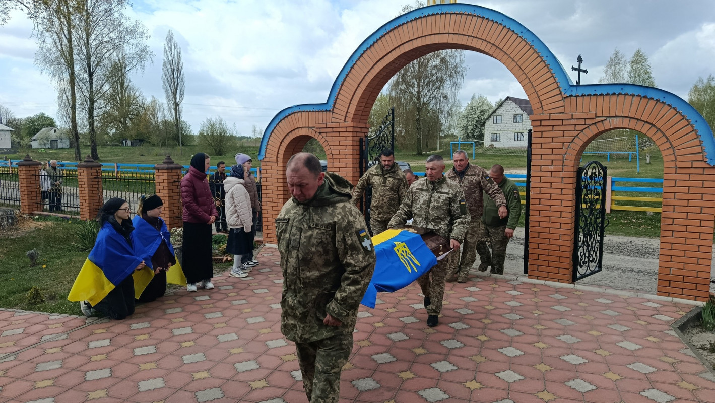 Добровільно став на захист країни: на Волині попрощалися із захисником Володимиром Павлюком