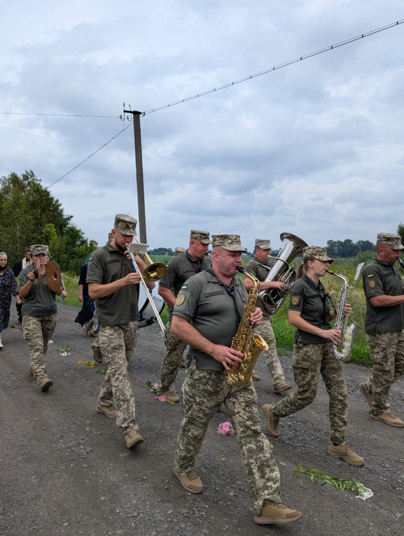 Серце не витримало пережитого на війні: на Волині попрощалися з Героєм Валерієм Вакулюком