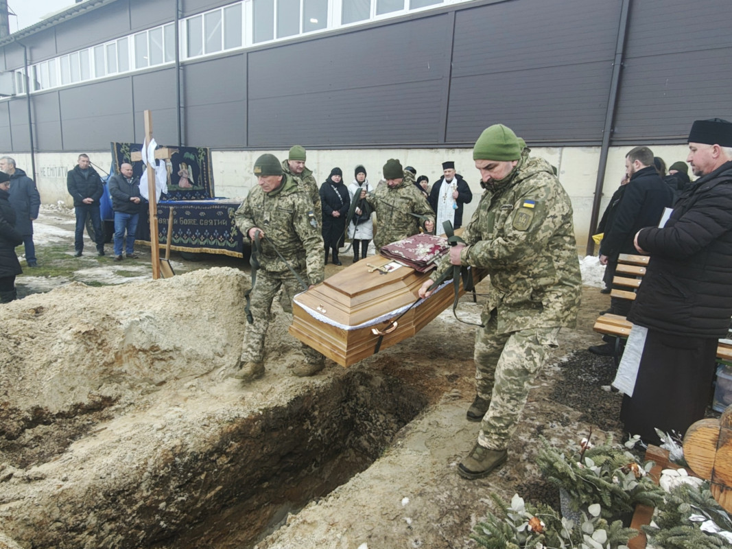 На Волині в останню земну дорогу захисника України, який загинув на фронті близько двох років тому