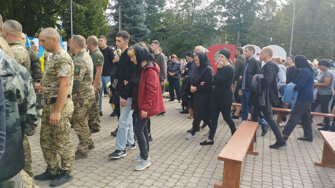 Чорний день у громаді: на Волині все село прийшло на поховання Героя Валерія Зубчика