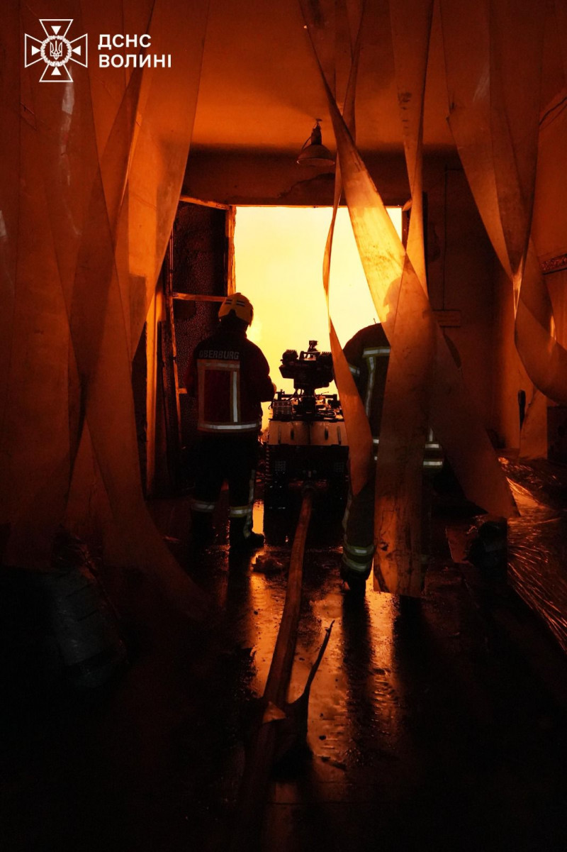 Російські обстріли у Луцьку: рятувальники загасили великі пожежі на цивільних об’єктах. Фото