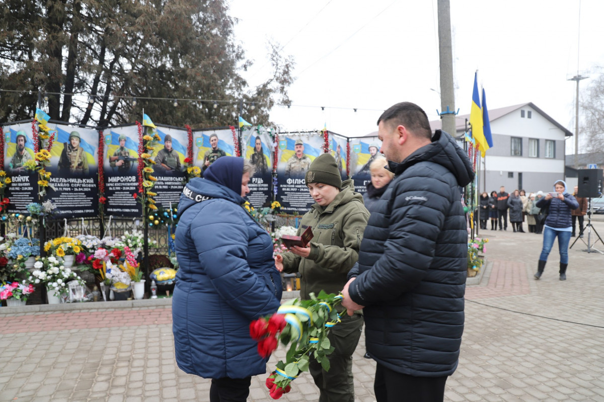 Сподівалися, що захисники з війни повернуться живими та не судилося: рідним загиблих Героїв з Волині вручили їхні ордени