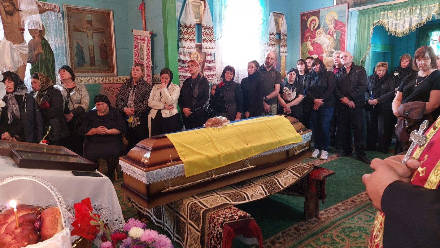 Залишилася дружина, дві доньки та троє онуків: на Волині попрощались з Героєм Василем Дуркотом