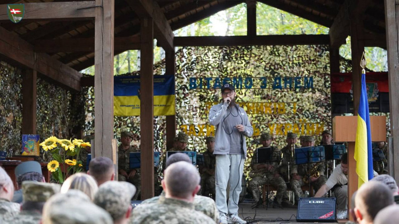 Святослав Вакарчук та «Культурний Десант»: до воїнів волинської бригади завітали відомі артисти