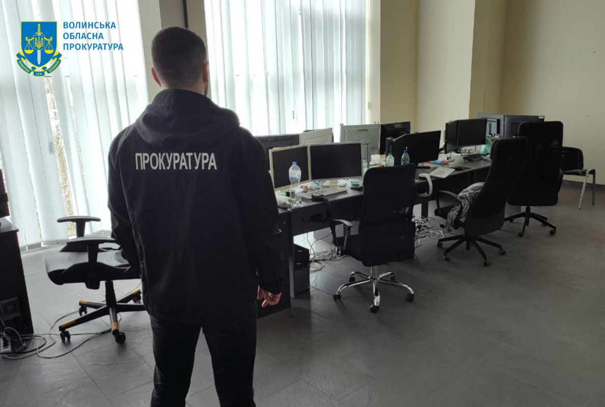 Закликали вкладати у криптовалюту: у Луцьку діяв шахрайський кол-центр