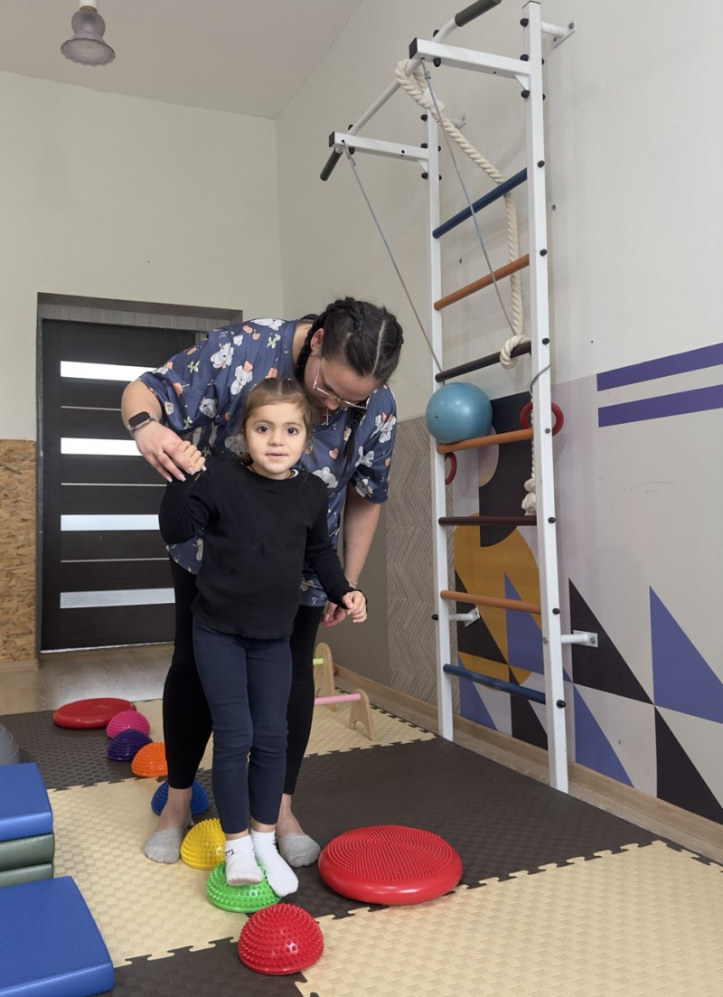 Вчили тримати рівновагу та ходити: історія 4-річної волинянки