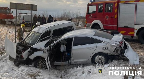 На автодорозі «Львів-Луцьк» - смертельна аварія: водій загинув, 8-річна дівчинка у лікарні. Фото