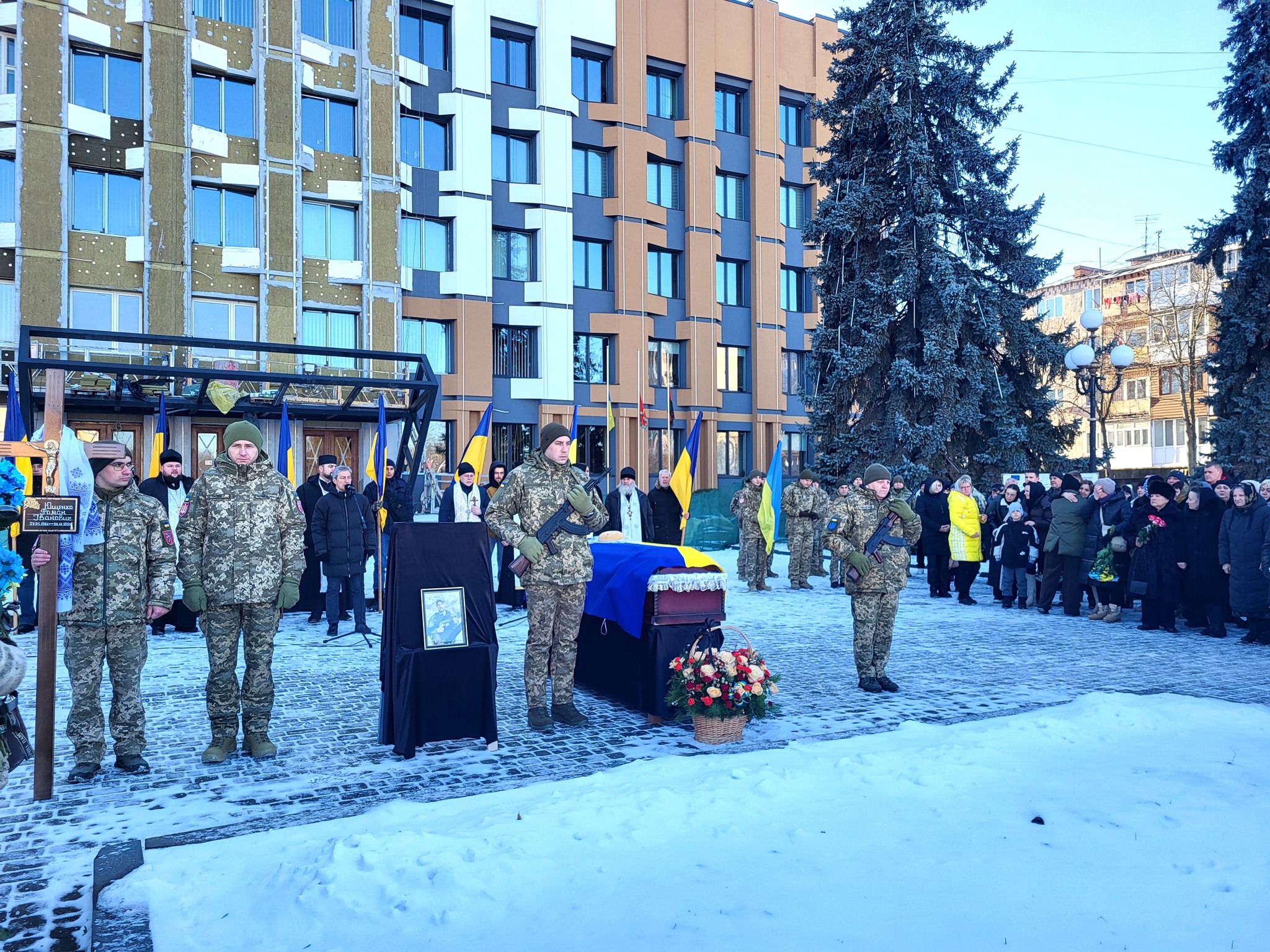 Загибель підтвердила ДНК-експертиза майже через 14 місяців: на Волині поховали Героя Романа Ющенка