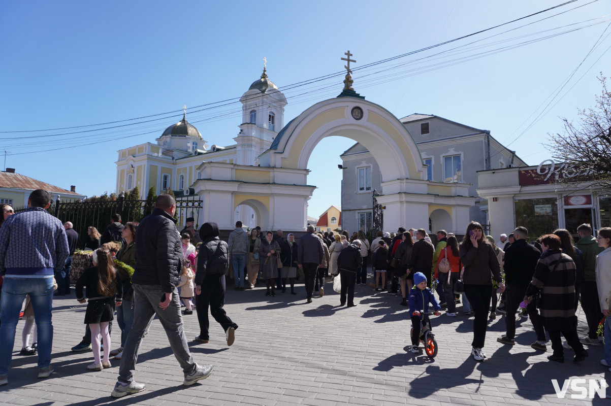 Сотні вірян прийшли освячувати вербу у головний собор Луцька. Фоторепортаж
