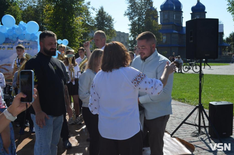 В місті на Волині на благодійному святі зібрали майже 150 тисяч гривень для ЗСУ. Фоторепортаж