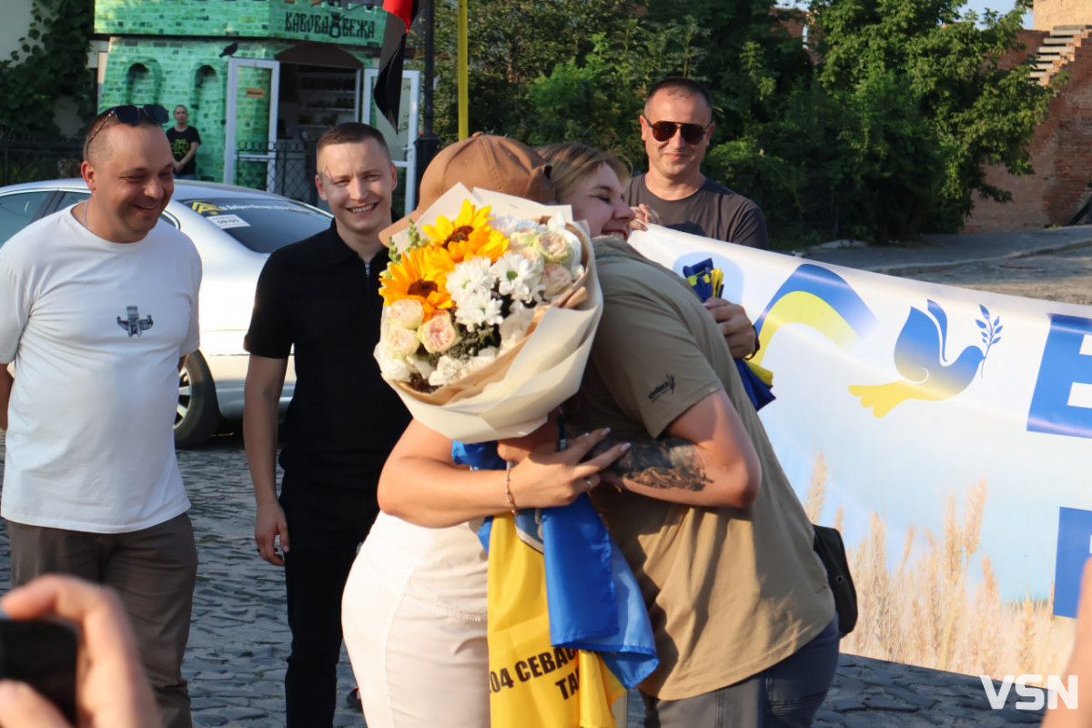 «Я взагалі не очікував, що повернуся»: у Луцьку зустріли звільненого з російського полону захисника Олександра Пришка