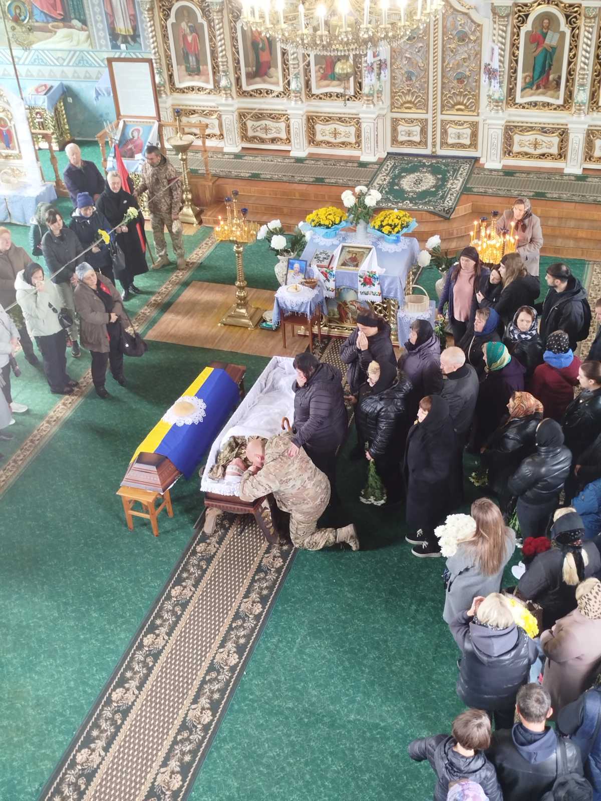 Овдовіла дружина, без батька залишились сини: на Волині попрощались з Героєм Віктором Мельничуком