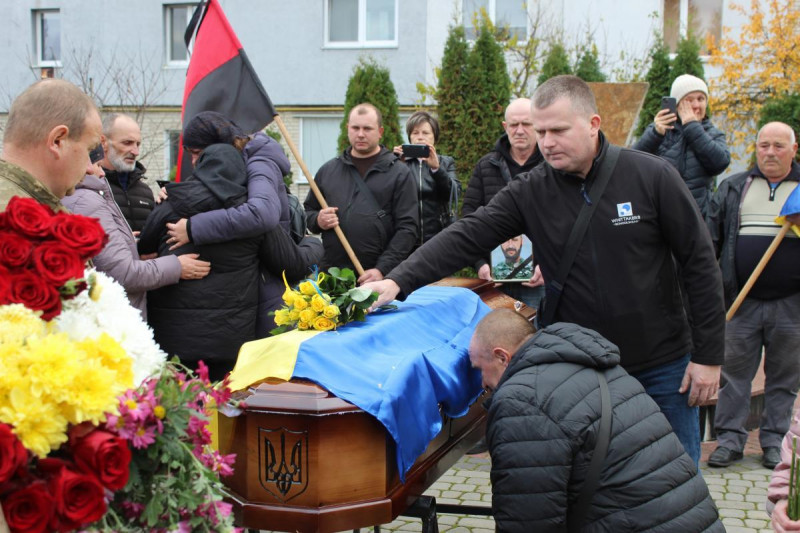 Маленький син ніколи більше не побачить тата: на Волині попрощалися з Героєм Миколою Мясковським