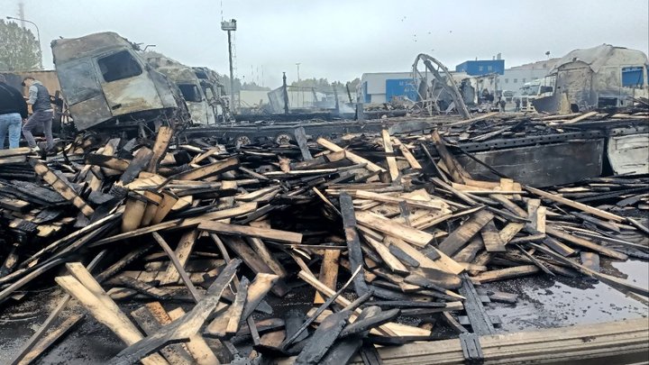 «Це все, що в мене залишилося»: у Ковелі після атаки РФ згоріли вантажівки