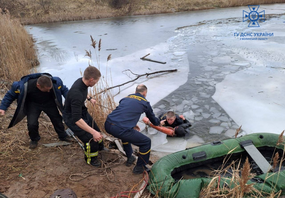 Рятувальники з Волині, які витягли з-під криги дітей, отримали нагороди