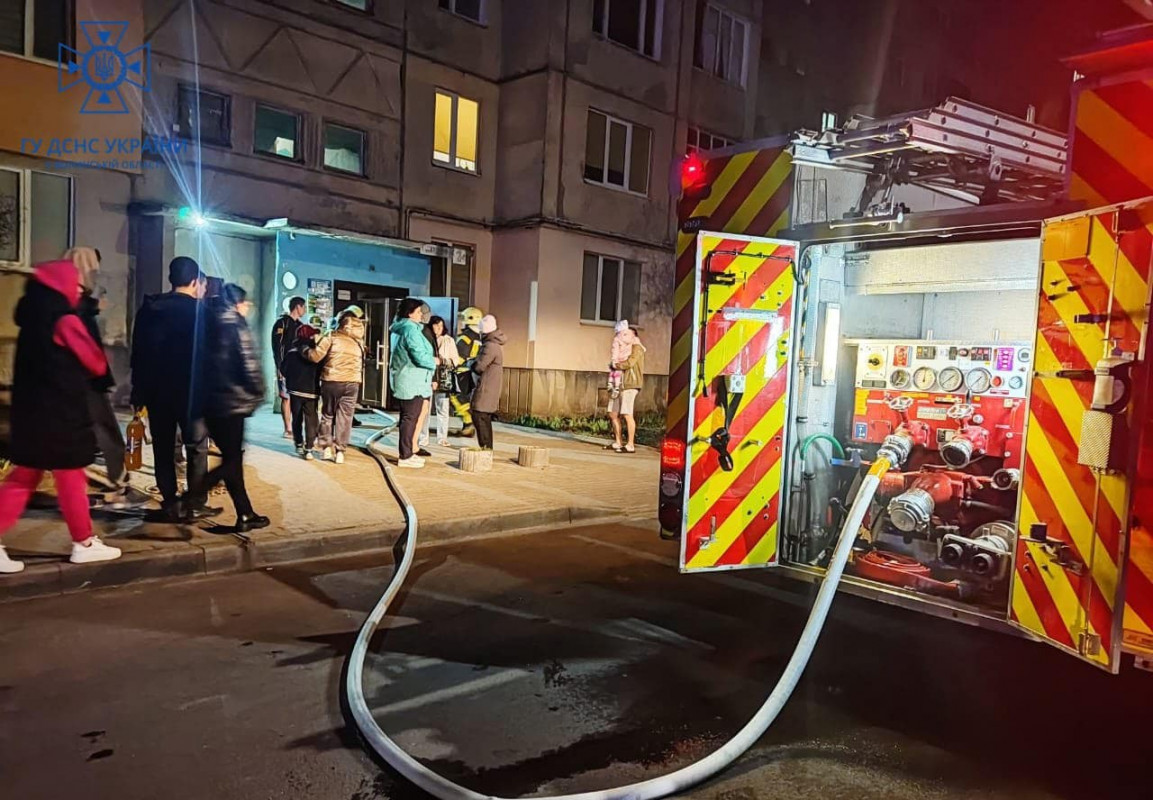 Спалахнув газовий стояк: подробиці нічної пожежі в багатоповерхівці у Луцьку