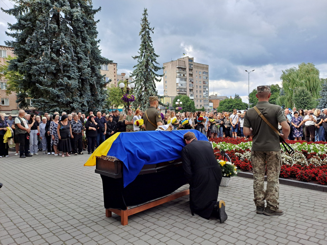 «Мамуль, не переживай, у медиків найменше шансів загинути на війні»: на Волині попрощались з Героєм Віталієм Кухарчуком