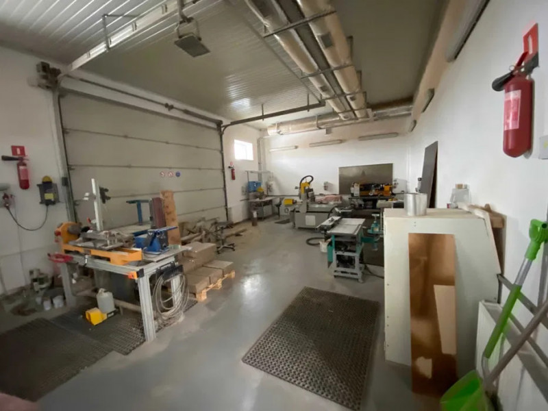 На Волині продають «розумну» будівлю зі сканерами відбитків пальців та захистом від грому під клініку