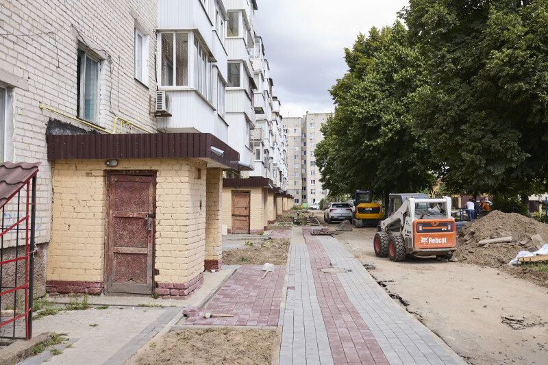 У Луцьку ремонтують двори й тротуари: де роботи вже на фініші