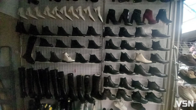 Скільки на ринку у Луцьку коштують зимові куртки та взуття?