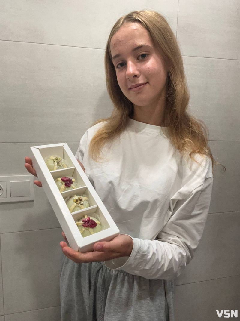 Торти, моті та зефір: як школярка з Луцька перетворила хобі на заробіток