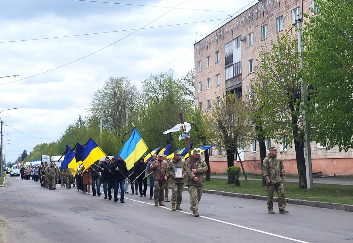 Понад півтора року вважався зниклим безвісти: на Волині провели в останню земну дорогу воїна Валерія Антонюка