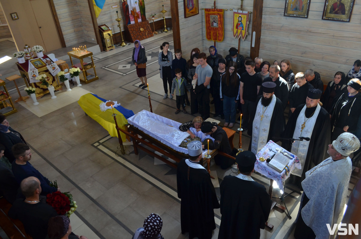 Був людиною, до якої тягнулося серце: на Волині попрощалися з 26-річним Героєм Дмитром Слюсарем