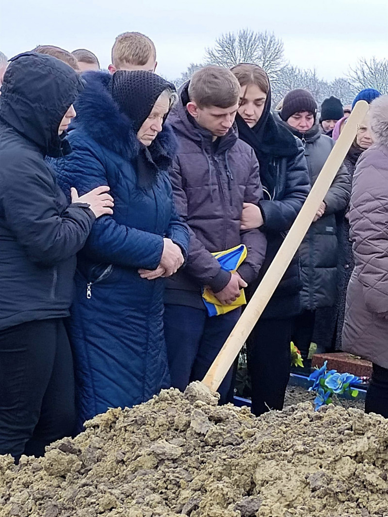 Без батька залишилось двоє синів: на Волині попрощалися  із Героєм Василем Бекеруком